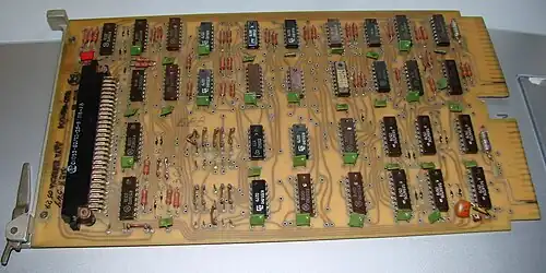 I1 carte de transmission parallèle pour Electronika 60 (années 1970). Les petits composants verts sont des condensateurs de découplage.