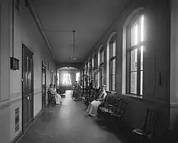 Couloir entre 1889 et 1915.