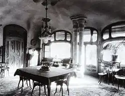 Photographie ancienne d'une salle à manger, puissant contre jour.