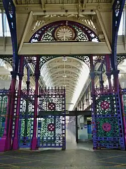 2013, entrée sur la Grand Avenue