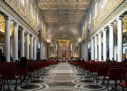 La basilique Sainte-Marie-Majeure de Rome, Ve&nbsp;siècle. Malgré les remaniements ultérieurs du décor, la majeure partie des mosaïques à fond d'or est encore d'origine.
