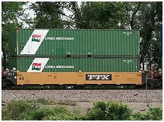 Un wagon chargé de double-stack.