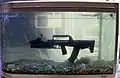 Le fusil ADS placé dans une cuve d'eau à l'Interpolitex 2013.