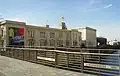 Photographie de l'ancienne gare de Hambourg, aujourd'hui musée d'art contemporain, vue du pont Sandkrug.