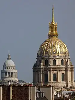 Les deux principaux dômes de Paris : les Invalides et, en arrière, le Panthéon.