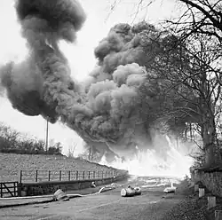 Une expérimentation d'une sauteuse de haie réalisée par le Petroleum Warfare Department à Mid Calder en Écosse, le 28 novembre 1940.