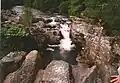 Enfants sautant dans une marmite du diable à Invermoriston