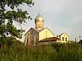 Église vue de loin.