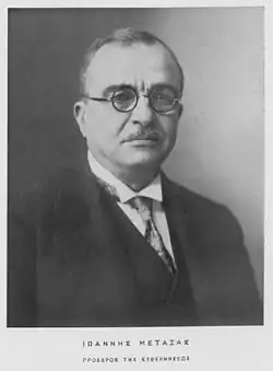 Photo d'un homme moustachu portant des lunettes.