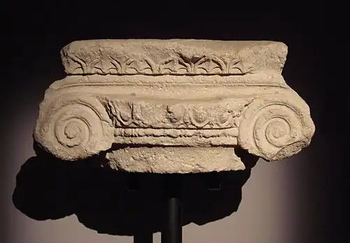 Chapiteau de type ionique, temple de Takht-i Sangin, IVe&nbsp;– IIIe&nbsp;siècle av. J.-C. Musée national des antiquités du Tadjikistan.