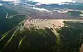 Vue aérienne d'Iquitos avec la rivière Itaya en crue au premier plan.