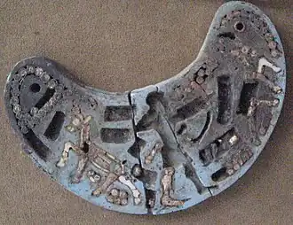 Plaque en forme de croissant, Hasanlu, début du Ier&nbsp;millénaire&nbsp;av. J.-C., Musée national d'Iran