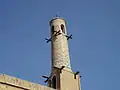 Minaret décoré de céramiques bleues.