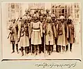 Les esclaves non eunuques étaient parfois affectés aux armées d’élites Qajar. Les 14 escaves sur cette photo appartenaient au prince Zell-e-Sultan de Qajar, Ghameshlou, Isfahan, 1904.