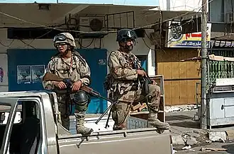 Deux soldats de l'armée irakienne montent la garde à Adhamiya, près d'un site de vote pour le référendum historique d'octobre 2005.