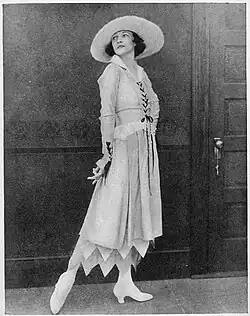 Costume d'après-midi d'été.