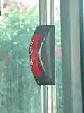Un bouton de demande d’arrêt avec l’inscription en braille (en bas).