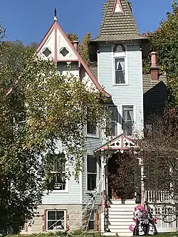L'une des maisons victoriennes du quartier historique de Slingerlands, connue sous le nom de Dillenbeck House (ancien propriétaire) et Ironweed House (des scènes du film de 1987 ont été tournées ici). 1511 New Scotland Road