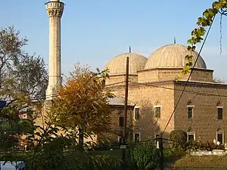 La mosquée Isa Bey et ses deux coupoles.