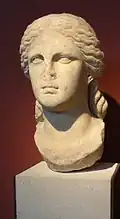 Isis (?). Marbre de Thasos, H. 51 cm. Début IIIe siècle. Thessalonique, MArch