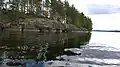 Île rocheuse sur le lac