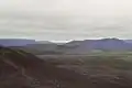 Vue sur un cratère similaire derrière le volcan