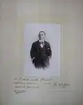 Jean Delvoye, buste en tenue de ville, photo par Ouvière de Marseille, dédicace sue le recto : « à l'illustre maître Ismaël affectueux souvenir son élève (signature) Jean Delvoye Marseille 1890-91-92-93 »