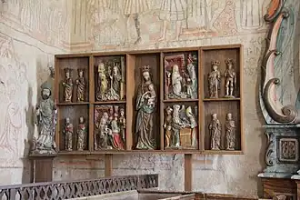 Statues en bois.