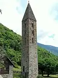 Le clocher roman.