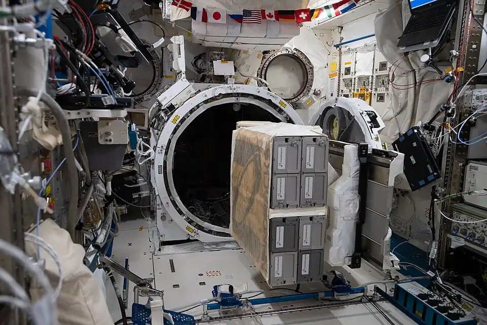 Des CubeSats prêts à être déployés depuis Kibo
