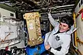 Anna Kikina remplaçant du matériel électronique à l'intérieur du module Zarya de la Station spatiale internationale.