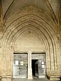 Portail avec voussure torsadée et voussure en bâton écoté.