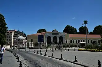 Nallı Masjid (à gauche) à côté du Bureau du gouverneur d'Istanbul, ancien siège du gouvernement ottoman, appelé la Sublime Porte