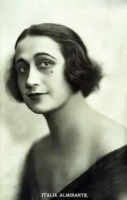 Description de l'image Italia Almirante Manzini.png.