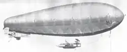 Photo noir et blanc d'un ballon dirigeable en vol.