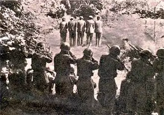 Soldats italiens tuant les otages slovènes Franc Žnidaršič, Janez Kranjc, Franc Škerbec, Feliks Žnidaršič et Edvard Škerbec, 31 juillet 1942