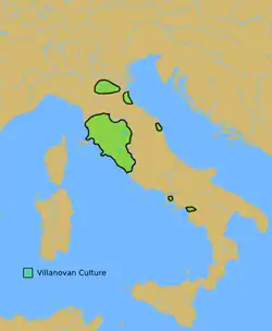 Carte de l'Italie avec en vert les territoires de la culture villanovienne. En trois zones séparées : la première et plus grande au centre-ouest le long de la côte tyrrhénienne-ligure, la seconde et la troisième au nord-est, proche de la Vénétie.