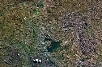 Le champ volcanique de l'Itasy est situé à gauche du lac Itasy, visible au centre de l'image.