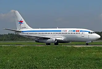 EX-009, le Boeing 737-200 impliqué, photographié à l'aéroport de Moscou-Domodedovo quatre jours avant l'accident.