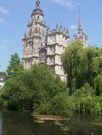 La cathédrale d'Évreux, sur les bords de l'Iton.