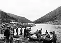 Cela fait longtemps qu'on s'y déplace en canoë-kayak. Ici une photo datée de 1898.