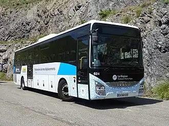 Livrée Cars Région départementale transitoire encore apposée jusqu'en 2021, où figure le nom de l'ancien réseau départemental, comme ici en Isère.