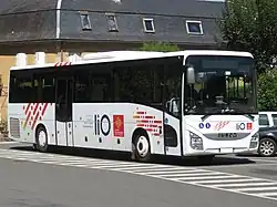 Iveco Crossway, en livrée simplifiée « Lignes intermodales d'Occitanie » (sur fond rouge normalement).
