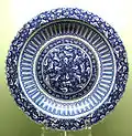 Plat à décor en réserve sur un fond bleu de cobalt, vers 1480. Il s’inspire de porcelaines bleues et blanches de l’époque Yuan (1271-1368) - Istanbul Archeological Museum (Çinili Köşk).