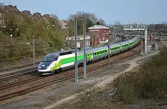 La rame 4551, alors en livrée Izy, traverse la gare de Longueau.