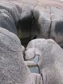 Marmite du diable près du rivage.