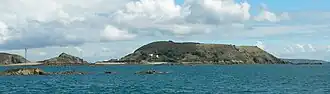 Vue de Jéthou avec Herm à gauche.