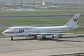 JA8904, le Boeing 747-400 impliqués, ici à l'aéroport international de Tokyo-Haneda en octobre 2006.}}