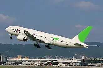 Un ancien Boeing 777-200 de Japan Airlines au décollage.