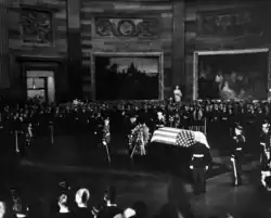Cercueil de Kennedy exposé dans la rotonde du Capitole.